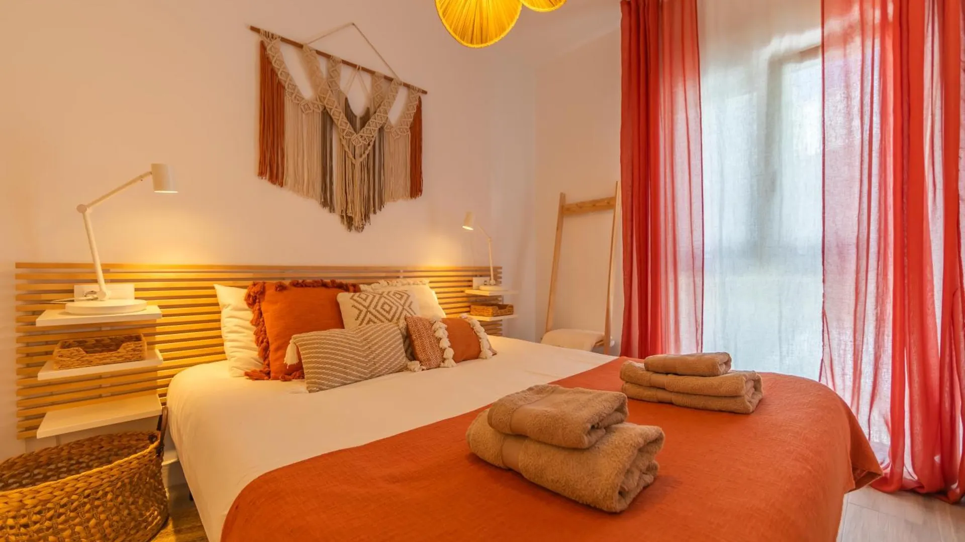 Views, Terrace & Pool - Fibre Wifi - Simplytarifa Apartment