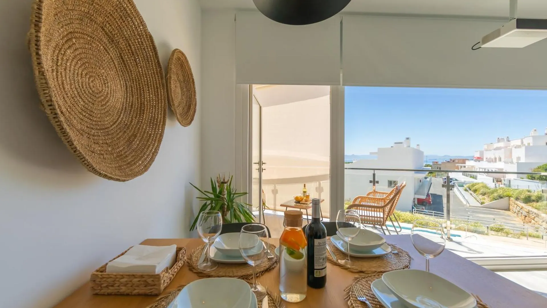 Views, Terrace & Pool - Fibre Wifi - Simplytarifa Apartment