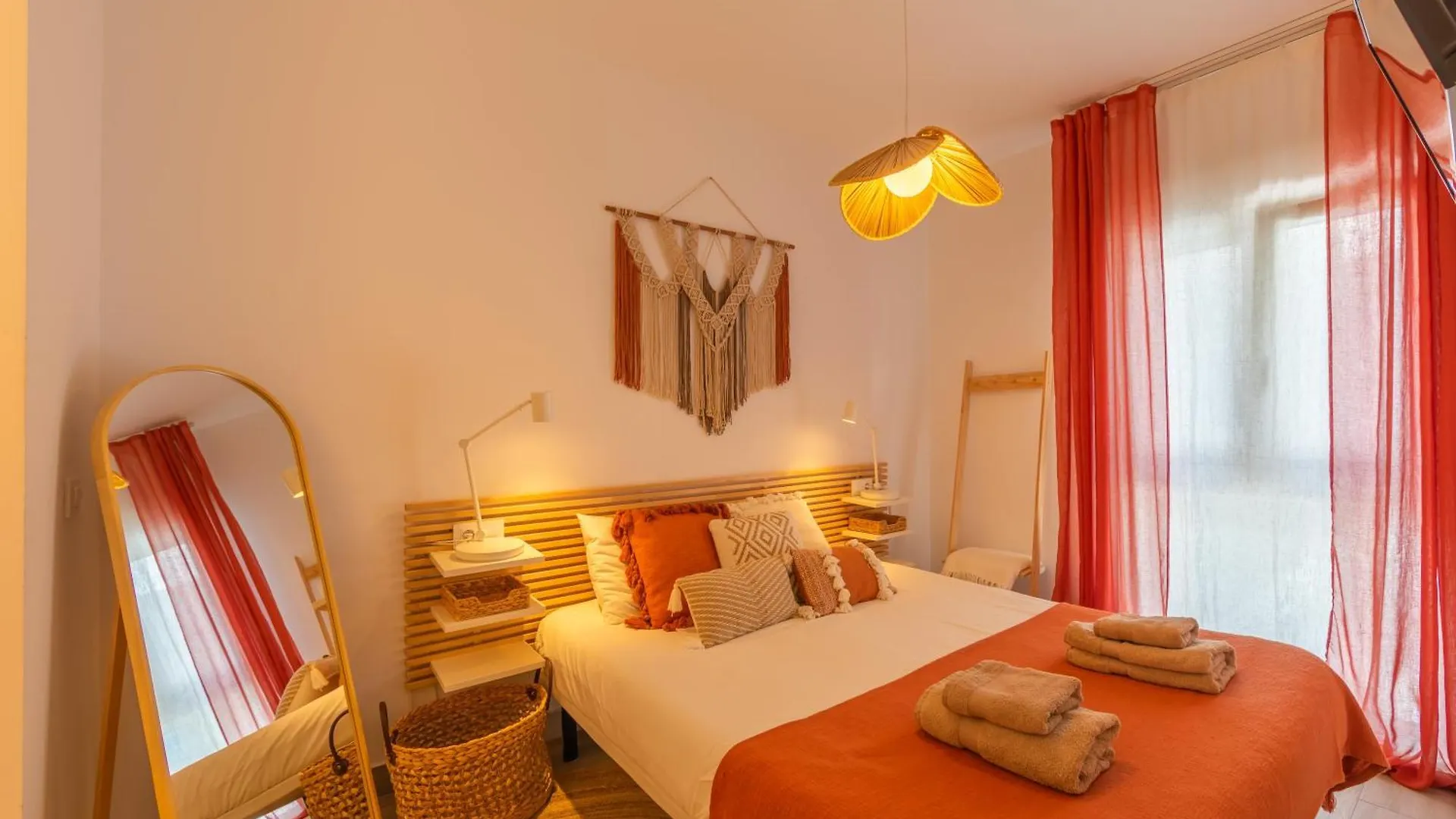 Views, Terrace & Pool - Fibre Wifi - Simplytarifa Apartment