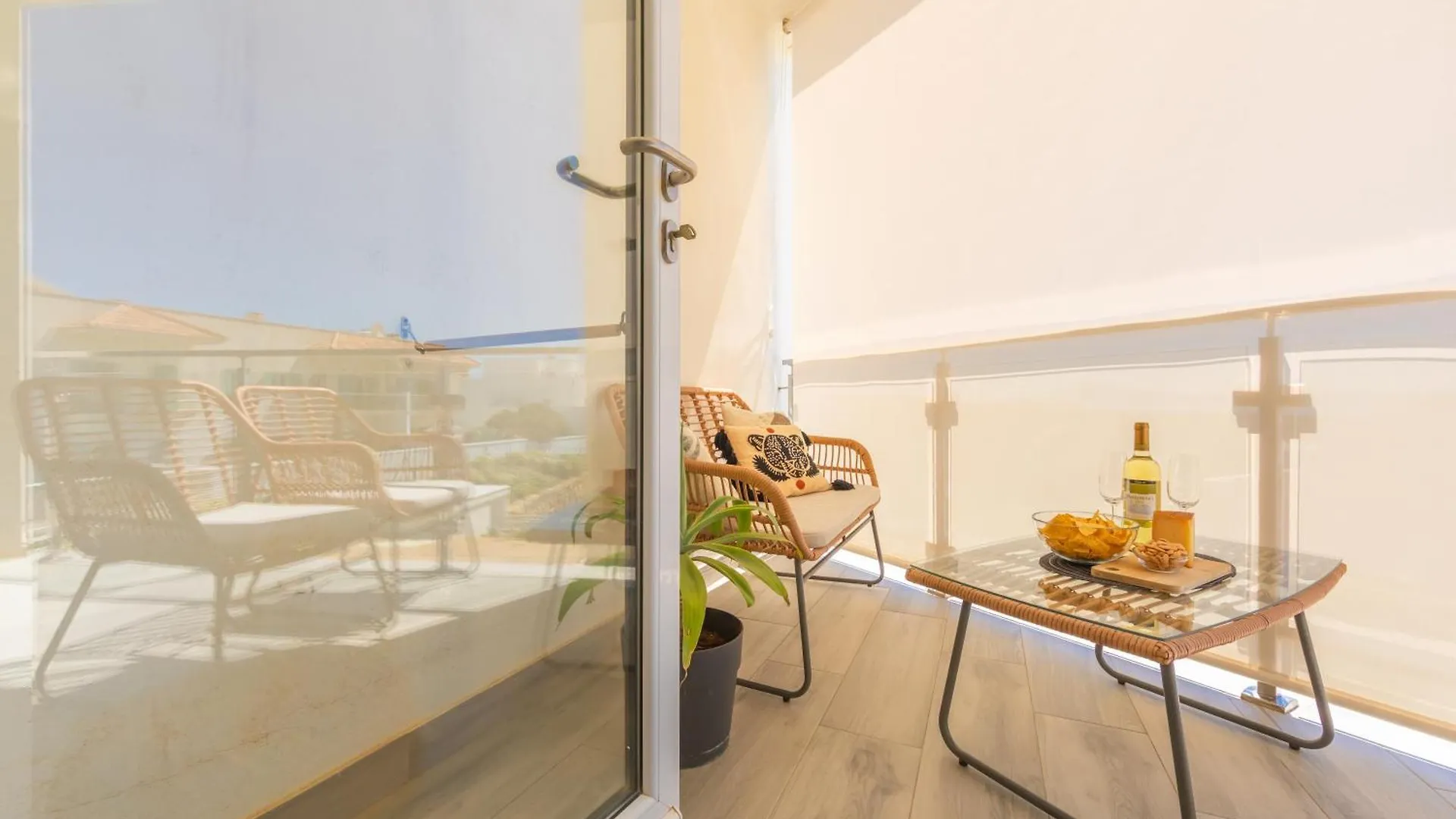 Views, Terrace & Pool - Fibre Wifi - Simplytarifa Apartment