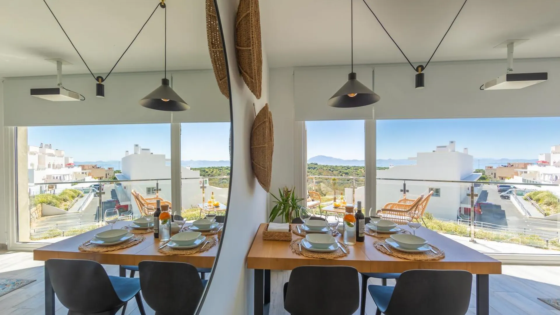 Views, Terrace & Pool - Fibre Wifi - Simplytarifa Apartment