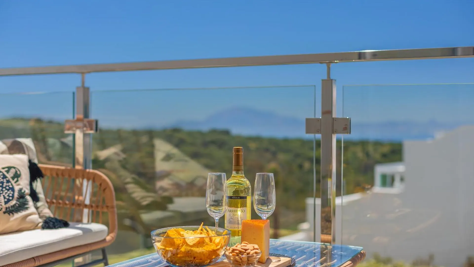 Views, Terrace & Pool - Fibre Wifi - Simplytarifa Apartment